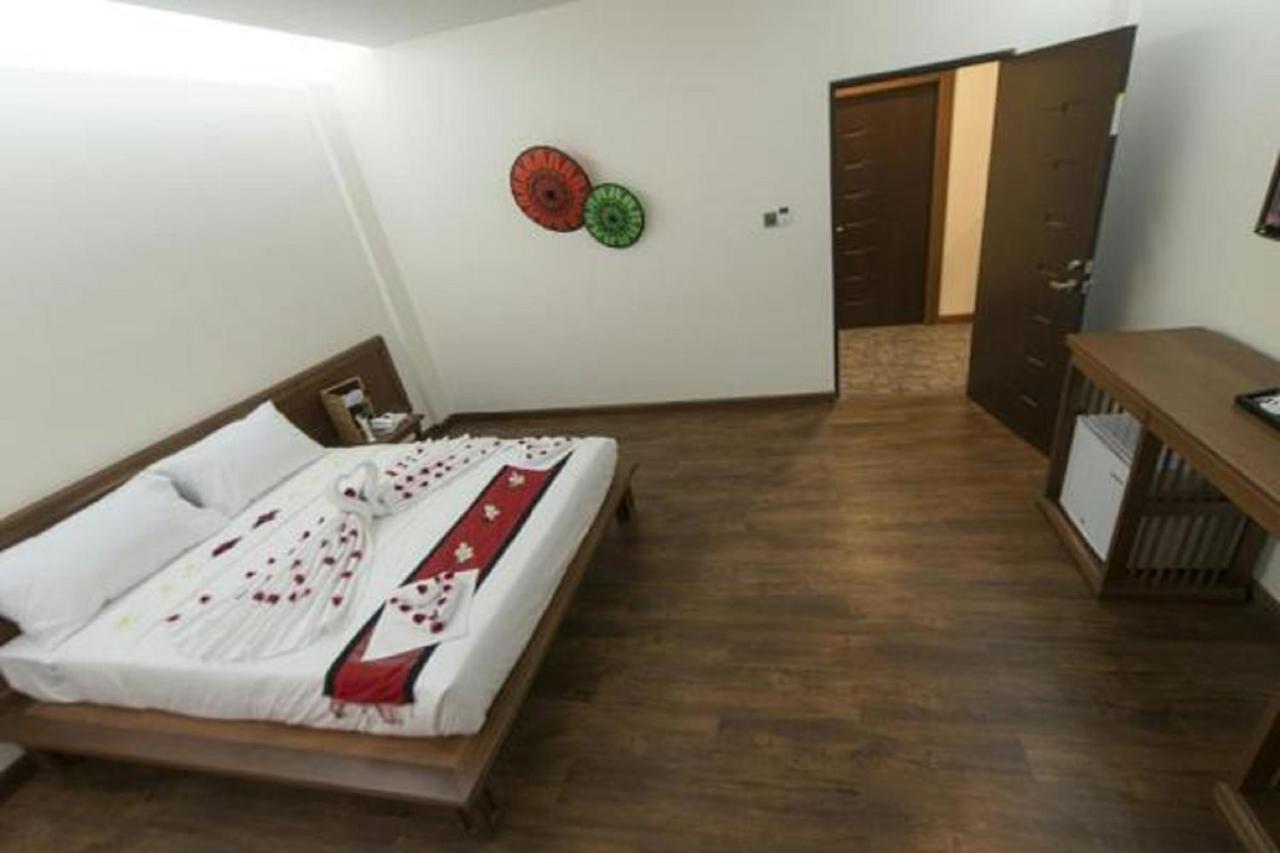 Hotel Queen Jamadevi Mulmejn Zewnętrze zdjęcie
